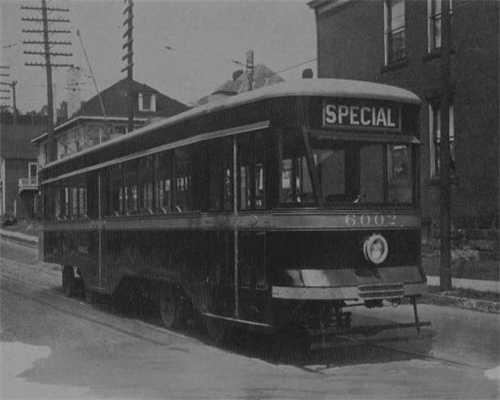 上海中环一轿车翻越中央隔离栏，与对向车道车辆相撞