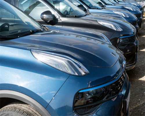 小里帮忙|川苑小区一商户车油箱被井盖扎坏，咋回事？