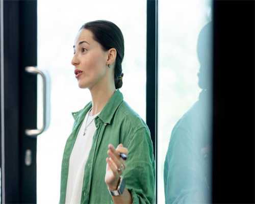 卢湾体育馆刮起青春风暴！上海女排本赛季首个主场赢得开门红