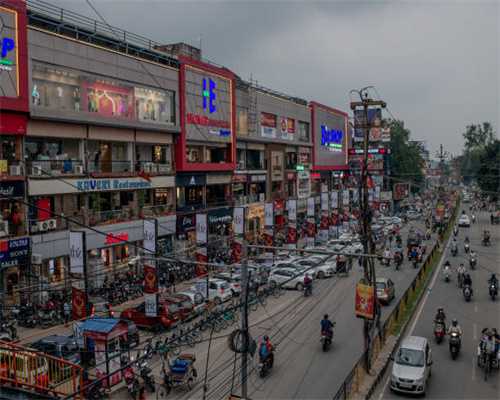 青岛海边惊险一幕！父子俩游泳突遇大浪被困海里，危急时刻……