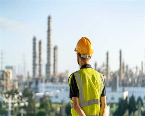 去了北京三里屯才发现：满大街都是“羽绒服+裙子”，洋气又保暖